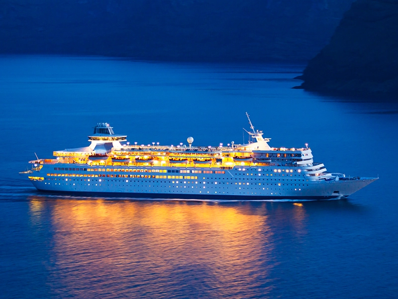 Imagen aérea de un crucero por la noche.