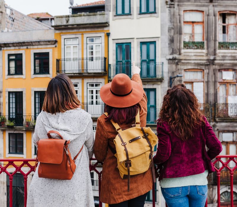 Grupo de amigas haciendo turismo.