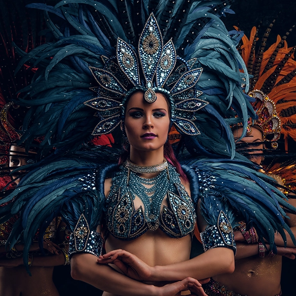 Una chica vestida de carnaval.
