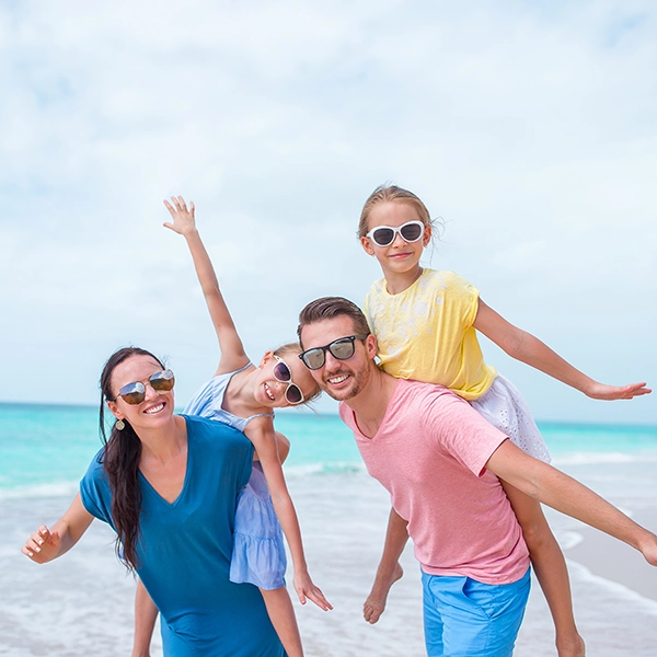 Familia disfrutando de sus vacaciones en la playa.