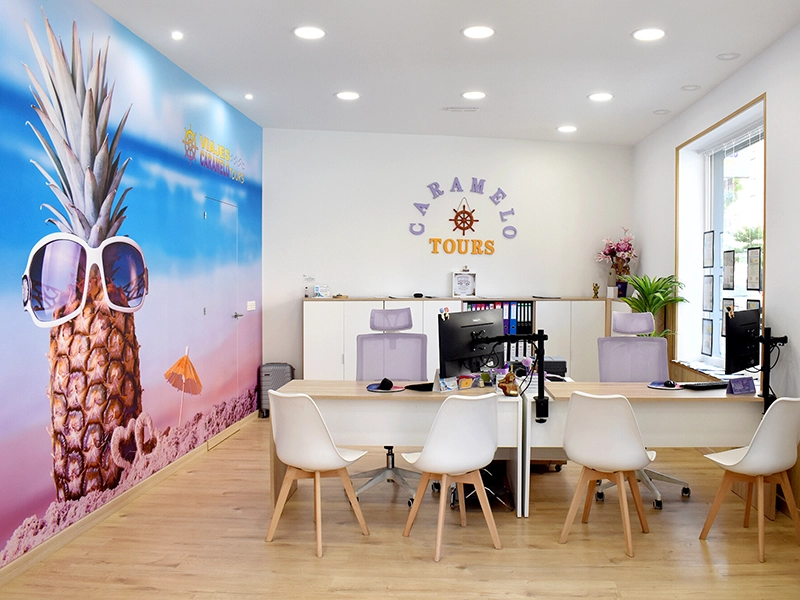 Interior de la agencia de Viajes Caramelo Tours.