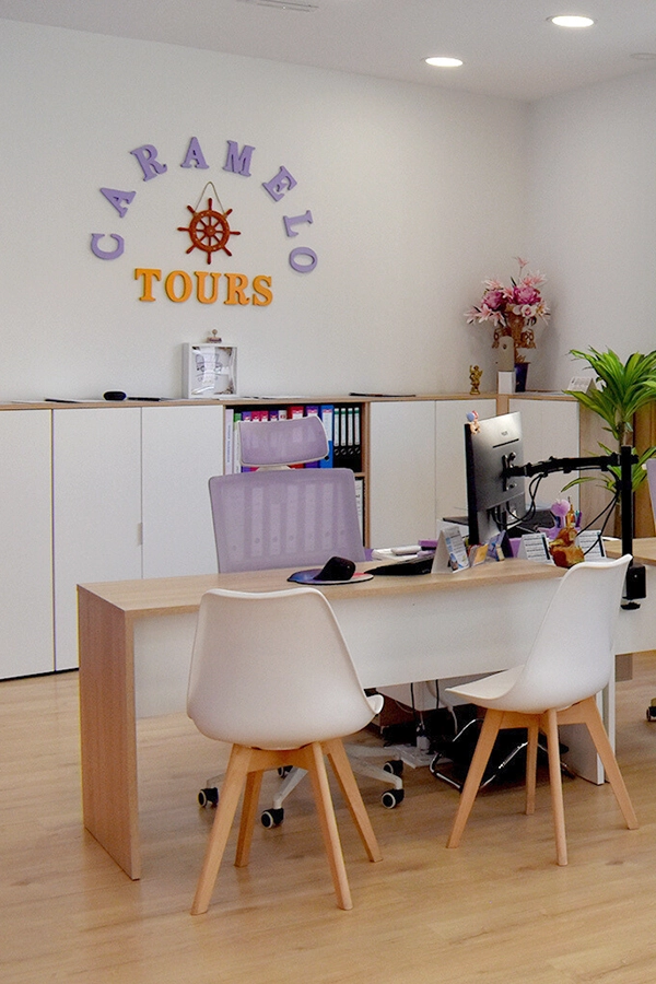 Interior de la agencia de Viajes Caramelo Tours.
