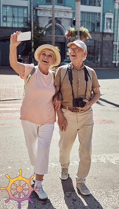 Pareja senior haciendo turismo.