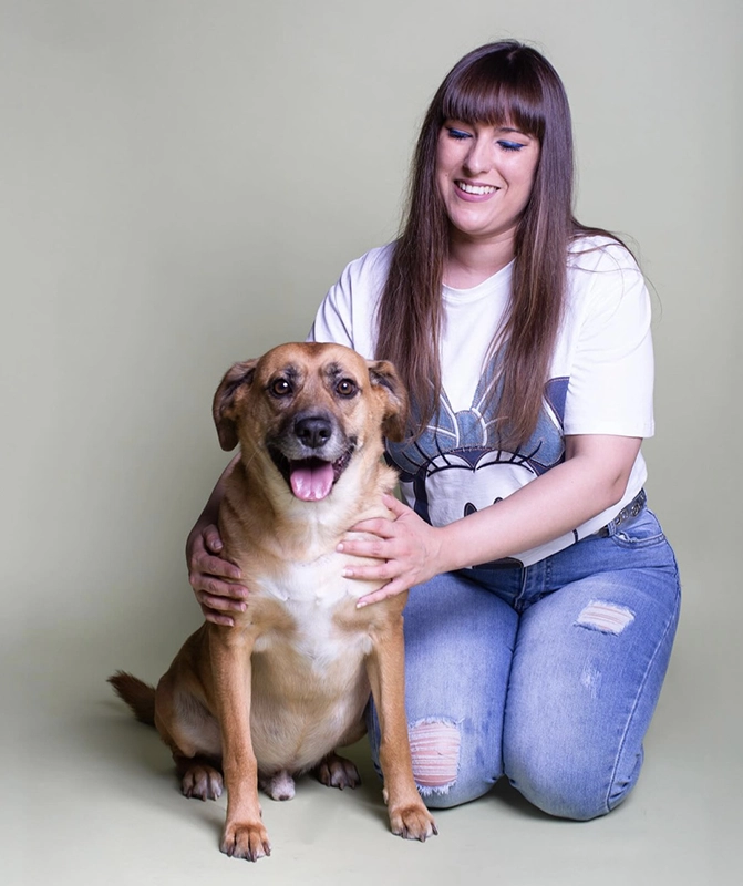 Cristina gerente de la agencia de Viajes con su perro Caramelo.