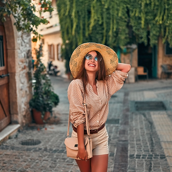 Una chica posando para una foto.