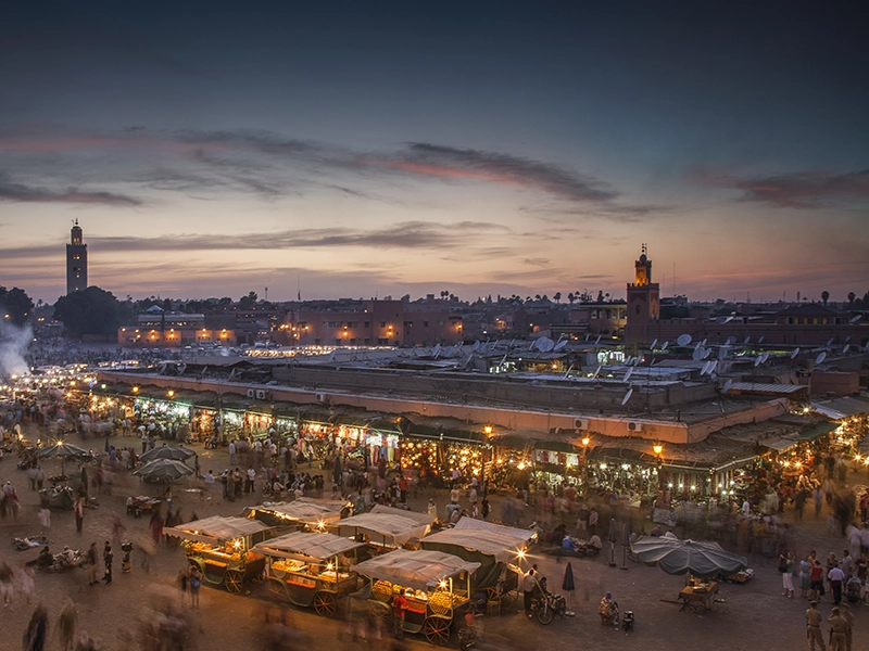 Imagen nocturna de mercado en Marrakech.