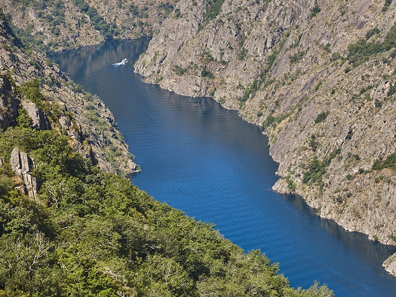 Imagen aérea de un barco por el duero.