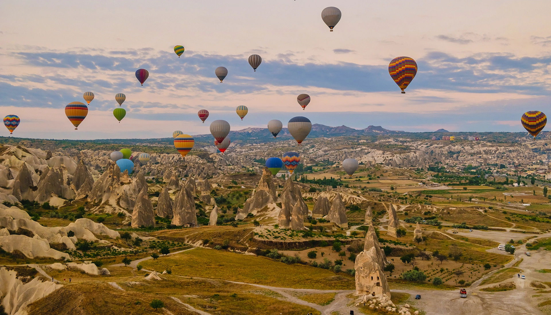Globos aerostáticos volando por Capadocia.