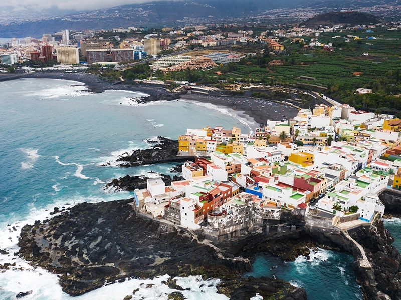 Imagen aérea de pueblo con casas de colores en Tenerife.