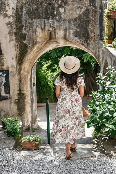 Una chica haciendo turismo.