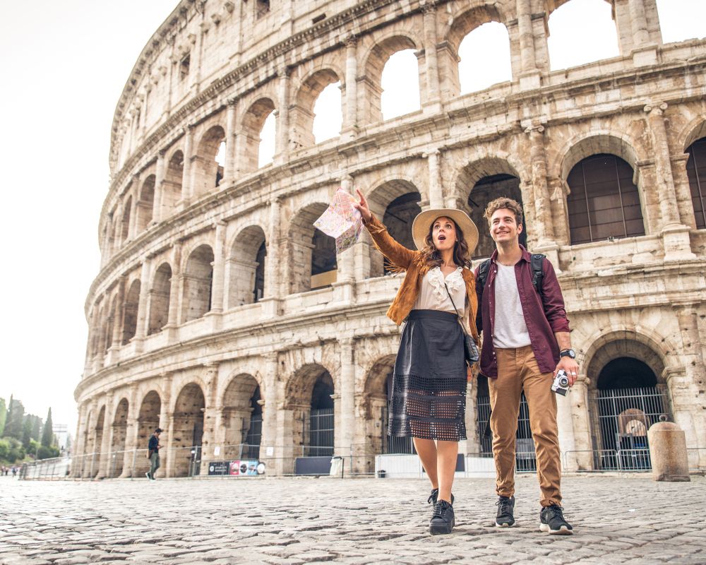 Una pareja con el coliseo de fondo. Viaje a Roma.
