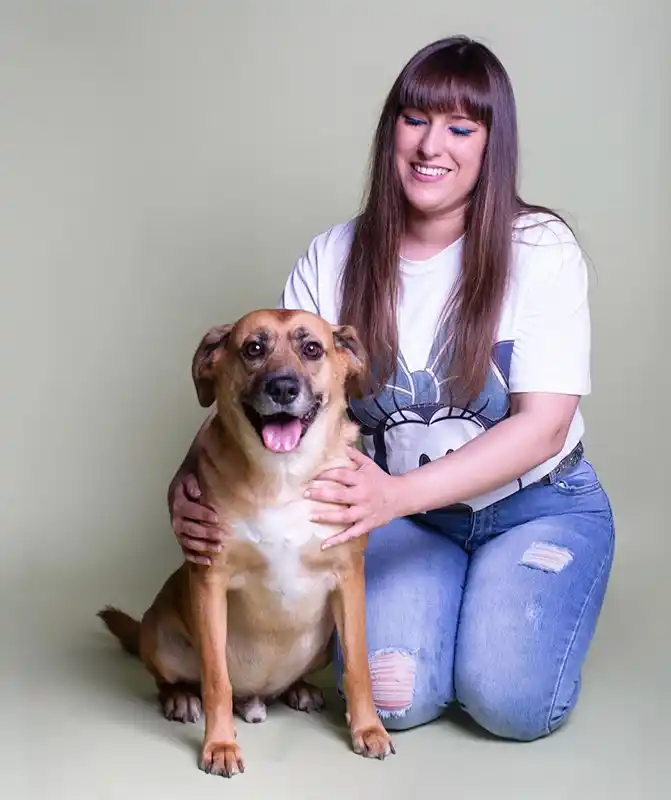 Cristina gerente de la agencia de Viajes con su perro Caramelo.